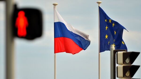 Las banderas de Rusia y la UE - Sputnik Mundo