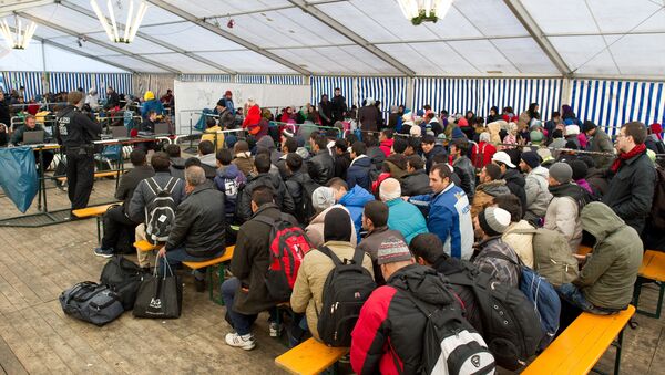 Los refugiados esperan la registración en la estación de trenes en la cuidad de Bavaria de Passau, en el sur de Alemania. El 2 de noviembre del 2015 - Sputnik Mundo