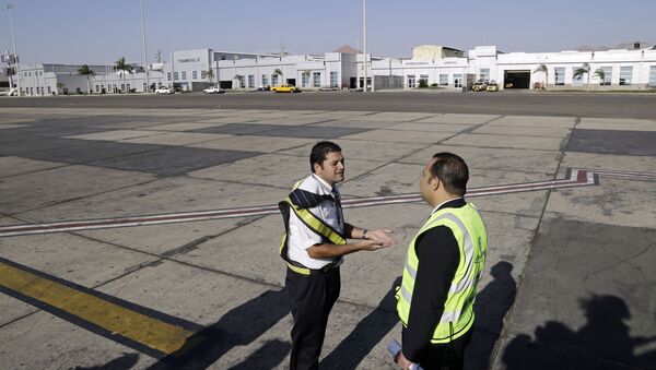 Empleados del aeropuerto egipcio de Sharm el Sheij - Sputnik Mundo