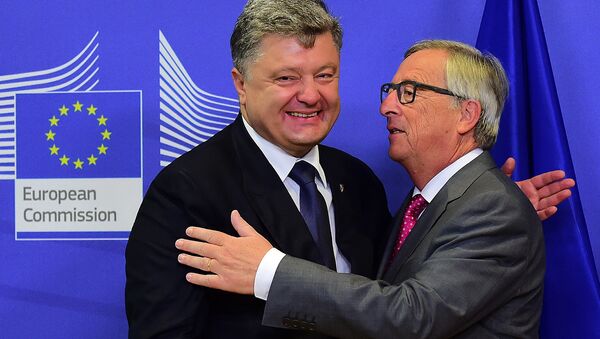 Presidente de Ucrania, Petró Poroshenko y  presidente de la Comisión Europea, Jean-Claude Juncker - Sputnik Mundo