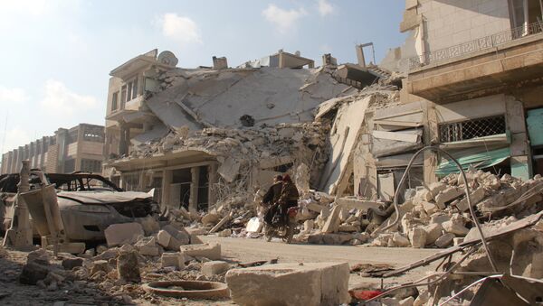Destruction is seen in Idlib, in northwestern Syria, on December 21, 2015 following reported Russian air strikes - Sputnik Mundo