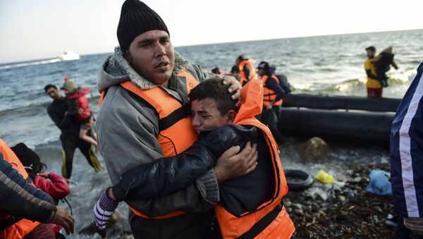 Refugiados tras cruzar el mar de Egeo - Sputnik Mundo