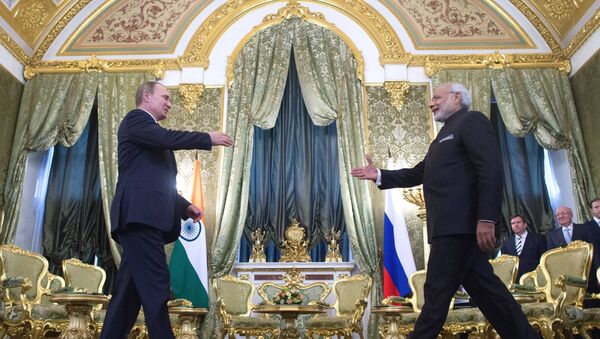 Presidente de Rusia, Vladímir Putin y primer ministro de India, Narendra Modi durante una reunión - Sputnik Mundo