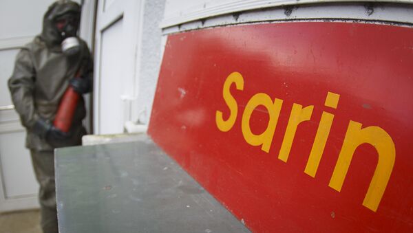Un cartel con palabra sarín (arma química) - Sputnik Mundo