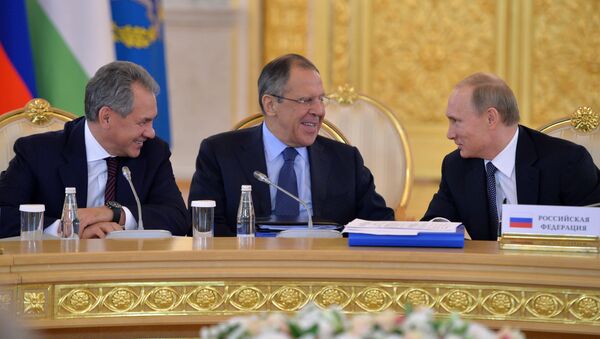 El ministro interino de Defensa, Serguéi Shoigú, el ministro interino de Exteriores, Serguéi Lavrov y el presidente de Rusia, Vladímir Putin - Sputnik Mundo