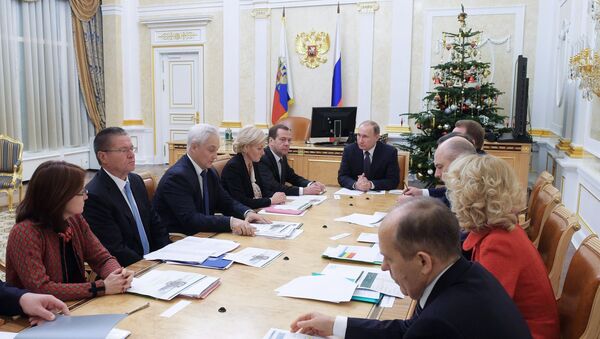 Vladímir Putin, presidente de Rusia. se reune con representantes del bloque económico del Gobierno - Sputnik Mundo