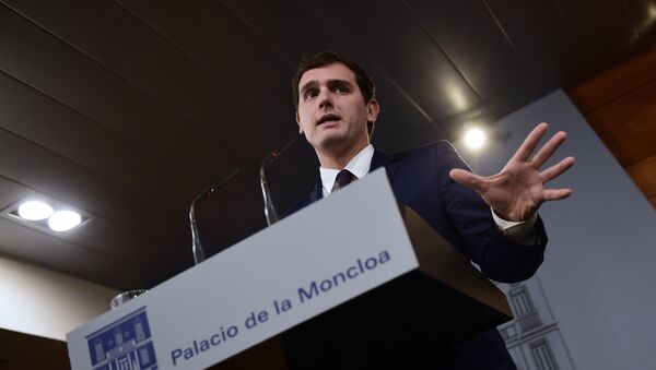 Leader of Spanish centre-right party Ciudadanos (Citizens) Albert Rivera gestures as he speaks during a press conference following his meeting with Spanish caretaker Prime Minister at La Moncloa palace in Madrid, on December 28, 2015. - Sputnik Mundo