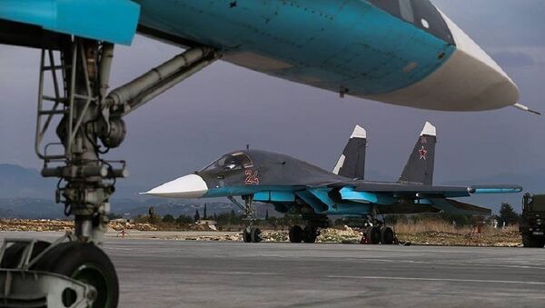 Bombarderos rusos Su-34 en la base aérea de Hmeimim en Siria - Sputnik Mundo
