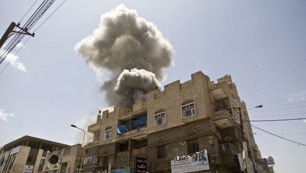 Bombardeos de la coalición árabe en Yemen - Sputnik Mundo