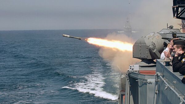 Un buque de la Armada rusa lanza un torpedo durante unas maniobras - Sputnik Mundo