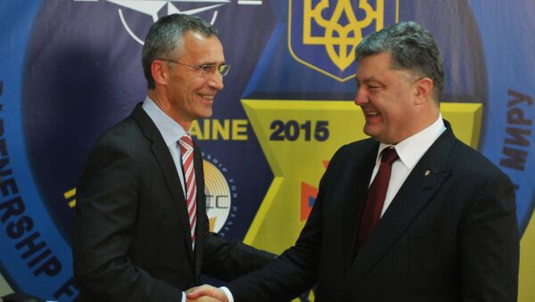 NATO Secretary General Jens Stoltenberg (at the left) and the president of Ukraine Petro Poroshenko at a press conference in the International center of peacemaking and safety on the Yavorivsky ground - Sputnik Mundo