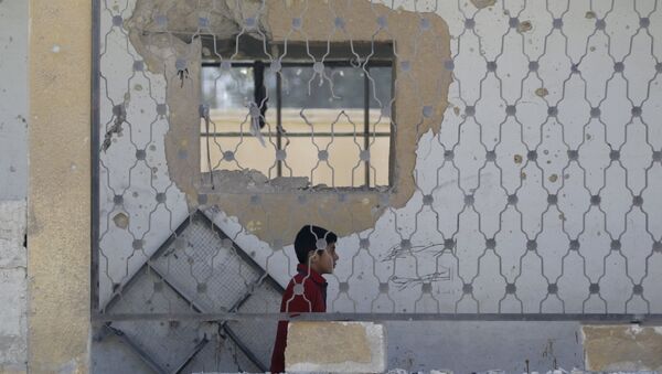 Un niño en una escuela destruida en Siria - Sputnik Mundo