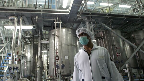 An Iranian technician works at the Isfahan Uranium Conversion Facilities (UCF), 420 kms south of Tehran, 03 February 2007 - Sputnik Mundo
