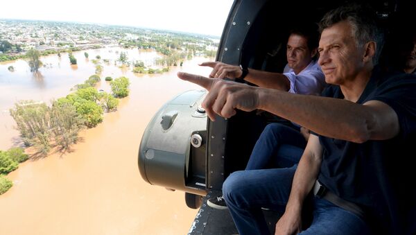 Mauricio Macri, presidente de Argentina, inspecciona los territorios inundados en alrededores de la ciudad de Concordia - Sputnik Mundo
