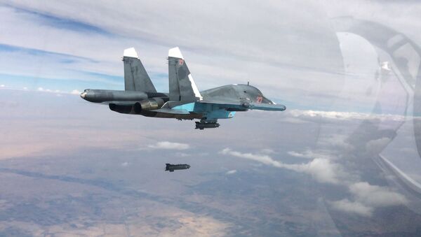 Caza Su-34 de las Fuerzas Aeroespaciales de Rusia bombardea las posiciones de Daesh en Siria - Sputnik Mundo