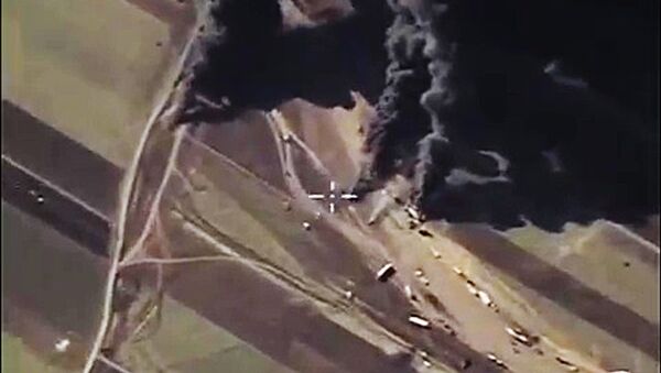 Уничтожение на территории Сирии объектов по добыче и переработке нефти террористов ИГ (ДАИШ) - Sputnik Mundo