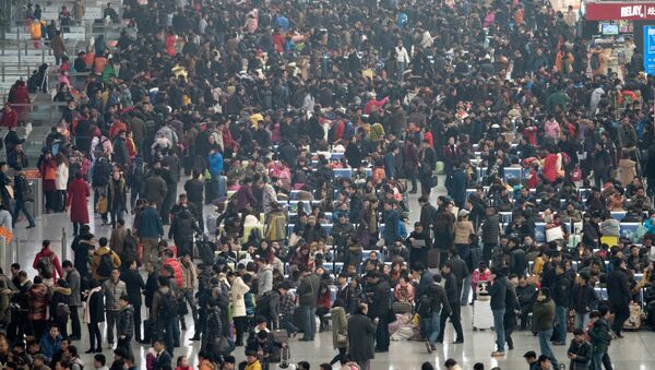 La gente en la estación ferroviaria de Hongqiao, China (Archivo) - Sputnik Mundo