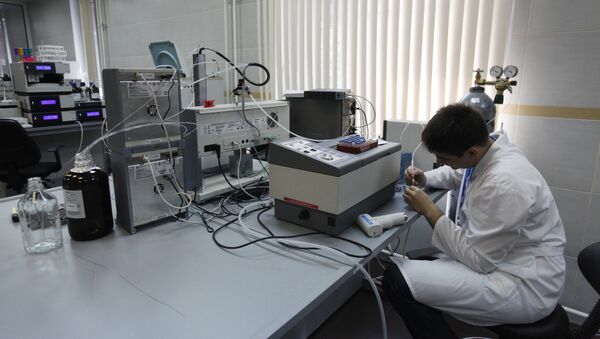 An employee working in the laboratory of the anti-doping center accredited by the World Anti-Doping Agency (WADA), in Moscow - Sputnik Mundo
