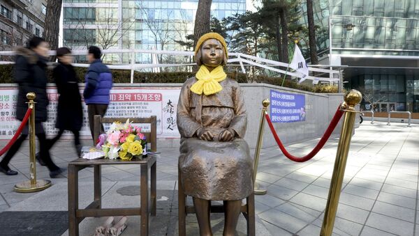 Estatua de una mujer de confort en frente de la embajada de Japón en Seúl (Archivo) - Sputnik Mundo