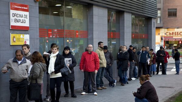 La gente esperando al lado de la oficina de empleo - Sputnik Mundo