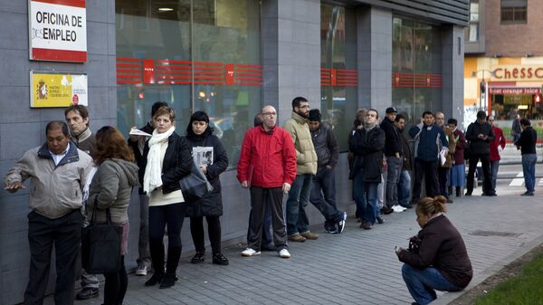 La gente en cola a la oficina de empleo. Diciembre del 2014. Madrid, - Sputnik Mundo