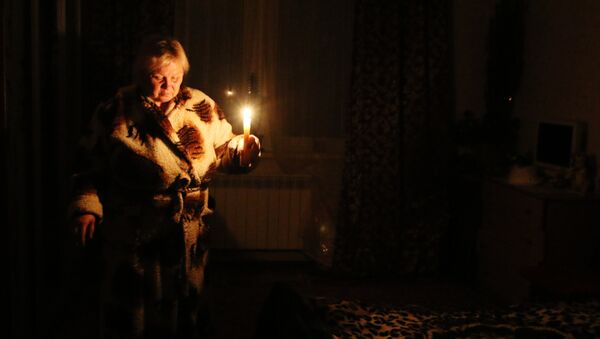 Mujer en una casa sin electricidad (archivo) - Sputnik Mundo