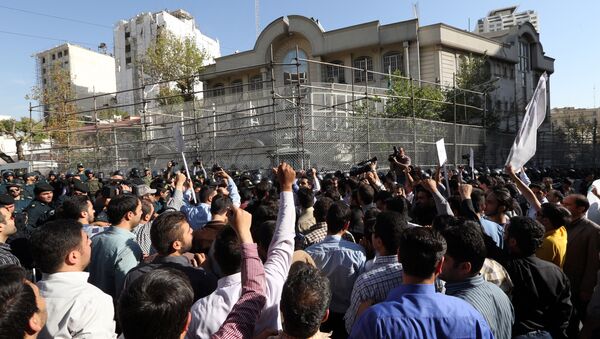 Los manifestantes iraníes gritan eslóganos durante una protesta contra Arabia Saudí cerca de su embajada en Teherán. El 27 de septiembre del 2015 - Sputnik Mundo