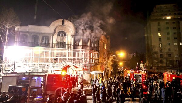 Disturbios en Irán contra la embajada saudita trás la ejecución del clérigo en Arabia Saudí - Sputnik Mundo