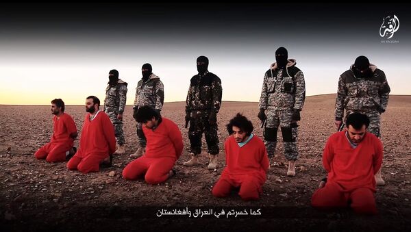 Daesh publica vídeo con ejecución de cinco espías británicos - Sputnik Mundo