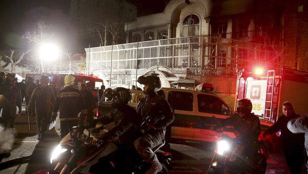 Las fuerzas de seguridad de Irán protectan la embajada de Arabia Saudí en Teherán, mientras que nu grupo de manifestantes protesta contra el asesinato de un clérigo shií en Arabia Saudí. El 3 de enero del 2016 - Sputnik Mundo
