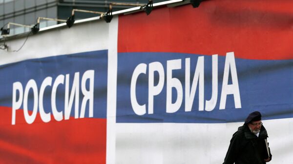 Pancarta Serbia Rusia en Belgrado - Sputnik Mundo