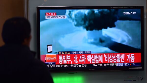 A man watches a news report on North Korea's first hydrogen bomb test - Sputnik Mundo