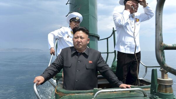 El líder norcoreano, Kim Jong Un en un submarino (archivo) - Sputnik Mundo