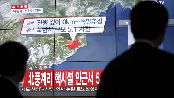 La gente surcoreana ve noticias sobre la prueba nuclear norcoreana (Archivo) - Sputnik Mundo