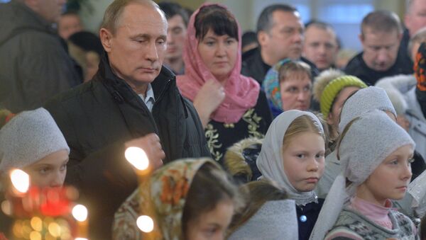 Vladímir Putin, el presidente de Rusia, toma parte en la Misa Navideña - Sputnik Mundo