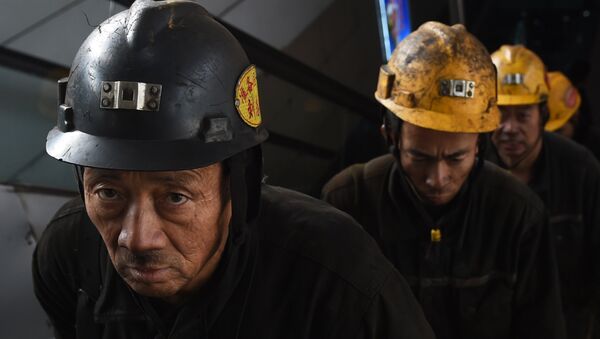 Coal miners exit a mine after their shift underground at Datong, in China's northern Shanxi province - Sputnik Mundo
