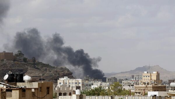 Smoke rises after a Saudi-led airstrike hit a site in Yemen - Sputnik Mundo