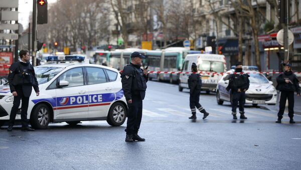 La policía francesa cerca el área donde un hombre fue matado en la estación de policía. El 7 de enero del 2016 - Sputnik Mundo