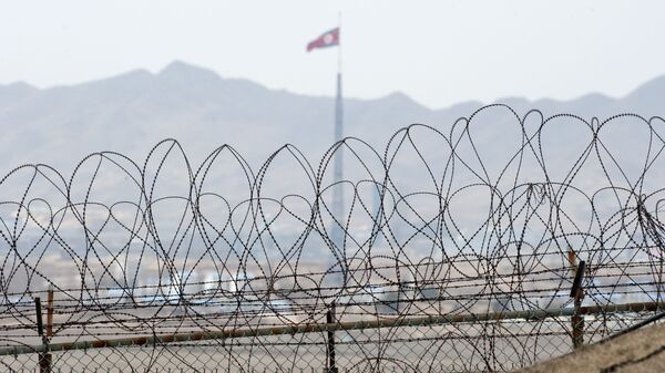 La bandera de Corea del Norte en la frontera entre los dos países de la península - Sputnik Mundo