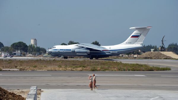 El avión ruso Il-76 en la base aérea de Hmeymim en Siria - Sputnik Mundo