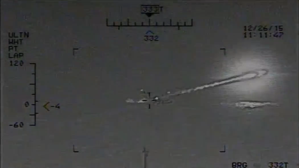 Screenshot  del vídeo de disparo de misiles iraníes cerca de los portaviones estadounidenses - Sputnik Mundo