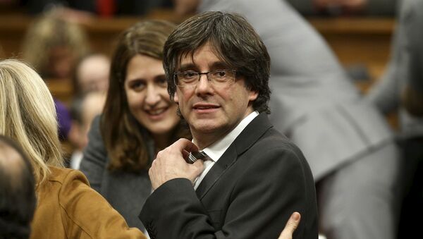 Incoming Catalan President Puigdemont adjusts his tie during the investiture session at the Catalunya Parliament in Barcelona - Sputnik Mundo