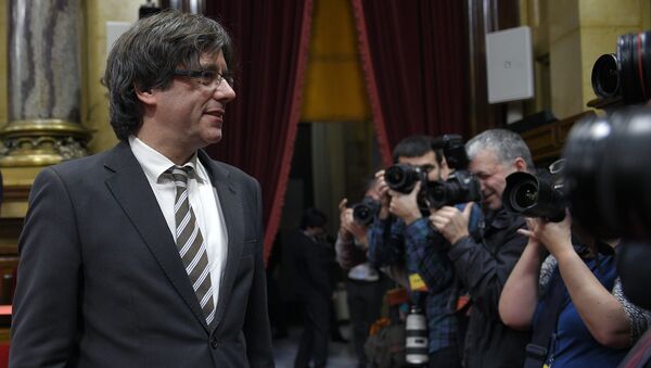 Current mayor of Gerona and candidate for the Catalan Government's presidency Carles Puigdemont (L) poses for media during an investiture debate for the Catalan Government's presidency, at the Parliament of Catalonia in Barcelona on January 10, 2016 - Sputnik Mundo