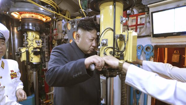 Kim Jong-un, líder de Corea del Norte, inspecciona la unidad 167 de las fuerzas navales del EPC (archivo) - Sputnik Mundo