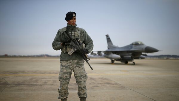 Un militar estadounidense en la base aérea de Osan - Sputnik Mundo