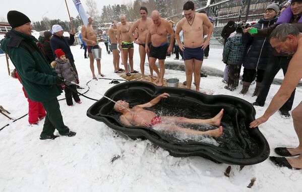 Bañistas invernales de Siberia - Sputnik Mundo