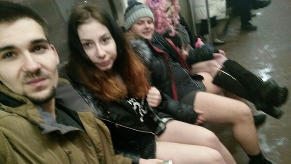 Pasajeros sin pantalones en el metro de Moscú - Sputnik Mundo