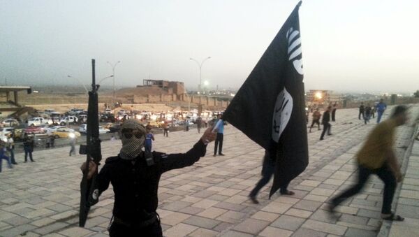 Terrorista con la bandera de Daesh (archivo) - Sputnik Mundo