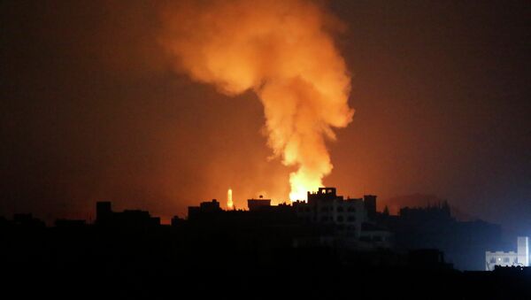 Fire and smoke rises after a Saudi-led airstrike on Sanaa, Yemen, Tuesday, April 28, 2015 - Sputnik Mundo