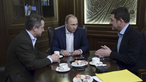 Russian President Vladimir Putin (C) gives an interview to Kai Diekmann (R), chief editor of Germany's Bild newspaper, and Nikolaus Blome, Bild deputy editor - Sputnik Mundo